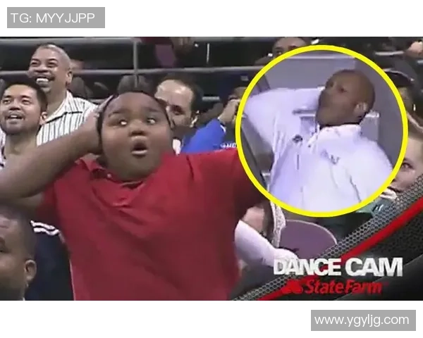 英国小男孩调皮捣蛋戏弄足球明星引发全场欢笑瞬间 英国小男孩调皮捣蛋戏弄足球明星引发全场欢笑瞬间