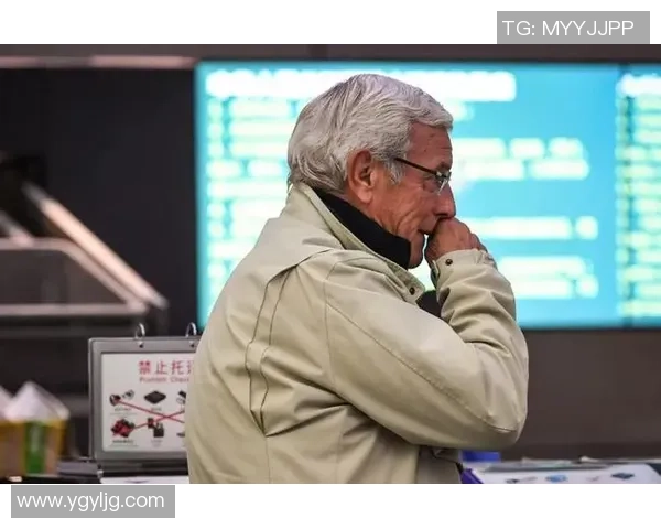 街头采访大爷畅谈足球明星背后的故事与人生智慧